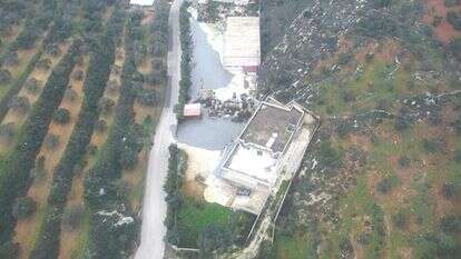 המלט לאיטום המנהרה שהציף את המפעל בגבול לבנון. | דובר צה''ל