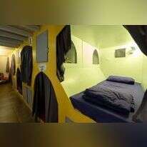 מלון הקפסולות. | דניאל חנוך