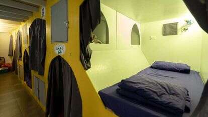 מלון הקפסולות. | דניאל חנוך