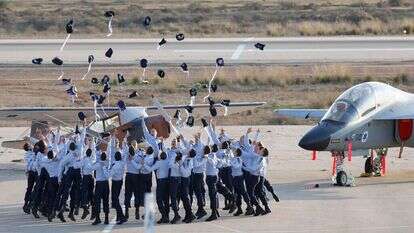 סיום קורס טיס. | AFP