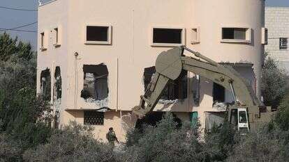 הרס בית משפחת המחבל אשרף נעאלווה, שרצח את זיו חג'בי וקים לבנגרונד-יחזקאל באזור התעשייה ברקן. | EPA