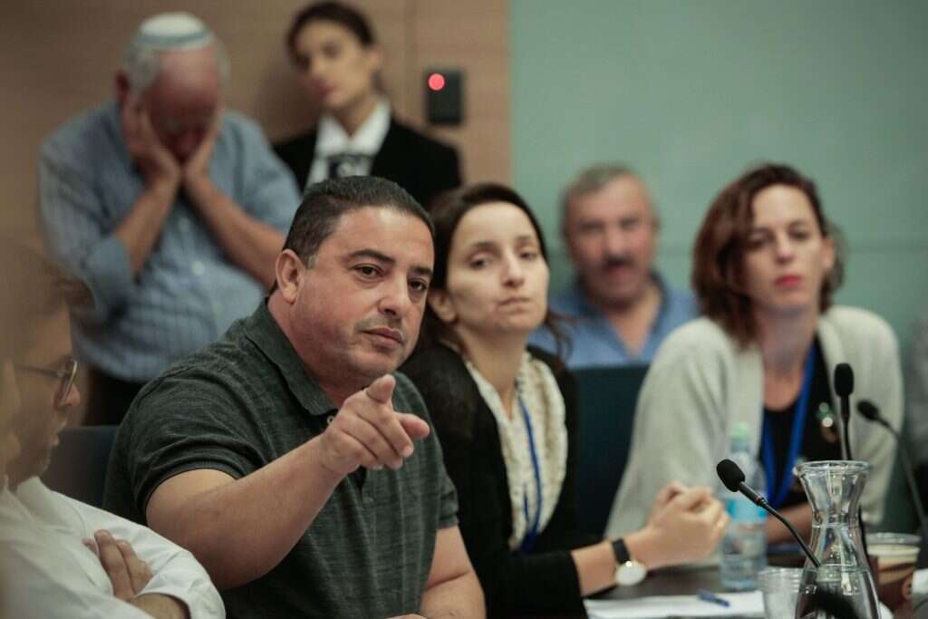 לוועדת החוץ והביטחון יש דינמיקה משלה. אביה של סגן שיר חג'אג' שנרצחה בפיגוע דריסה בירושלים, בדיון בוועדה. | אורן בן חקון