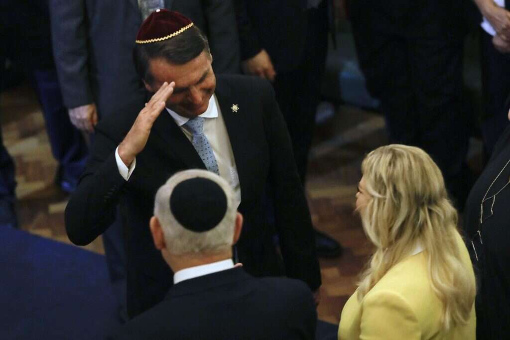 בולסונארו מצדיע לזוג נתניהו במסגרת הביקור בבית הכנסת. | AFP