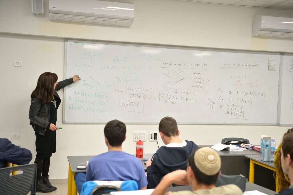 תיכון. אילוסטרציה (למצולמים אין קשר לכתבה). | יוסי זליגר תיכון. אילוסטרציה (למצולמים אין קשר לכתבה). | יוסי זליגר