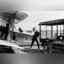 אחד ממטוסי הדואר הראשונים. | AP