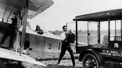 אחד ממטוסי הדואר הראשונים. | AP