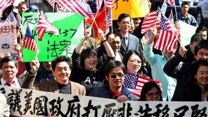 העלילה ממחישה עד כמה מצבם של המהגרים מורכב ומסובך. חברי הקהילה הסינית-אמריקנית משכונת צ'יינה-טאון במנהטן בדרך לעצרת מול עיריית ניו-יורק נגד רפורמת ההגירה, 2006. | AP