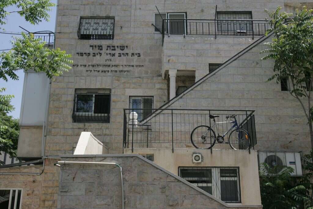 גדל בין ספרי הקודש של ישיבת מיר. | מרים צחי