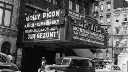 עולם אבוד, דינוזאורי וקסום. פרסום להצגה ביידיש "אבי גיזונט" בכניסה לתיאטרון השדרה השנייה, ניו-יורק, 1949. | גטי אימג'ס