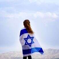 נערה ביום העצמאות | שאטרסטוק