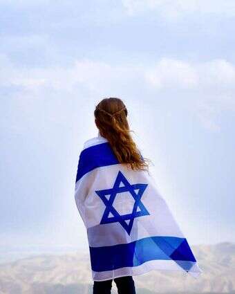 נערה ביום העצמאות | שאטרסטוק