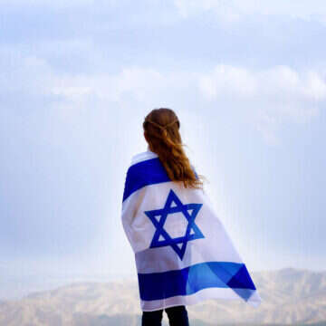 נערה ביום העצמאות | שאטרסטוק