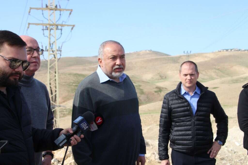 אביגדור ליברמן בביקור בחאן אל-אחמר. | דוברות ישראל ביתנו אביגדור ליברמן בביקור בחאן אל-אחמר. | דוברות ישראל ביתנו