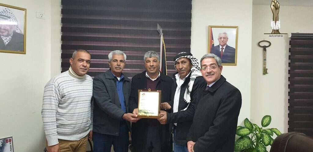 ווליד עסאף (במרכז) מקבל את פרס יקיר חאן אל-אחמר