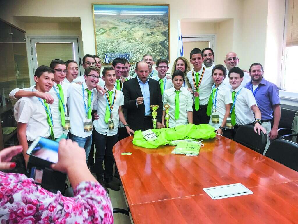 תלמידי אמי"ת מודיעין עם בנט אחרי זכייה. | דוברות משרד החינוך תלמידי אמי"ת מודיעין עם בנט אחרי זכייה. | דוברות משרד החינוך