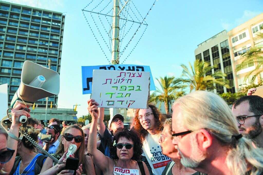 הפגנה נגד הדתה בכיכר רבין, 2019. | יוסי זליגר הפגנה נגד הדתה בכיכר רבין, 2019. | יוסי זליגר