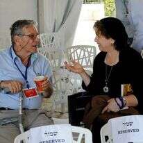 "מעבר לכל מחלוקת אני מפלל לשלומם ולשלומך". אמונה אלון ועמוס עוז בפסטיבל משכנות שאננים, 2014. | נעמה נח