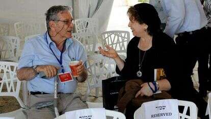 "מעבר לכל מחלוקת אני מפלל לשלומם ולשלומך". אמונה אלון ועמוס עוז בפסטיבל משכנות שאננים, 2014. | נעמה נח