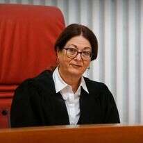 נשיאת העליון אסתר חיות. | אורן בן חקון