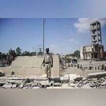 חייל סומלי עומד בזירת פיגוע התאבדות של אל-שבאב. | AFP