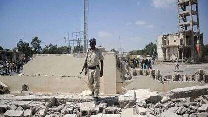 חייל סומלי עומד בזירת פיגוע התאבדות של אל-שבאב. | AFP חייל סומלי עומד בזירת פיגוע התאבדות של אל-שבאב. | AFP