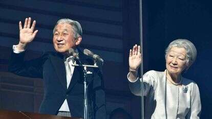 הקיסר ורעייתו מנופפים לקהל. | AFP