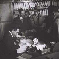 חוויית הקליטה הקשה של עולי גרמניה בישראל נאמרת ברמז בלבד. עולים חדשים מגרמניה בביקורת הדרכונים בנמל יפו, 1933. | זולטן קלוגר לע''מ