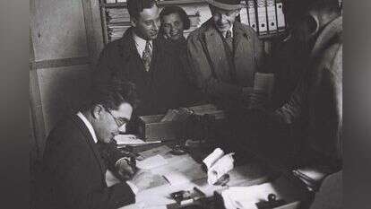 חוויית הקליטה הקשה של עולי גרמניה בישראל נאמרת ברמז בלבד. עולים חדשים מגרמניה בביקורת הדרכונים בנמל יפו, 1933. | זולטן קלוגר לע''מ