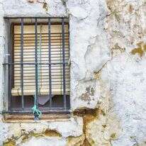 הסיפור הקצר הוא הכתמים בקיר, הבליטות, קילוף הטיח ונקודות שכבת הצבע הכפולה. | גטי אימג'ס