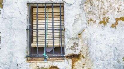 הסיפור הקצר הוא הכתמים בקיר, הבליטות, קילוף הטיח ונקודות שכבת הצבע הכפולה. | גטי אימג'ס