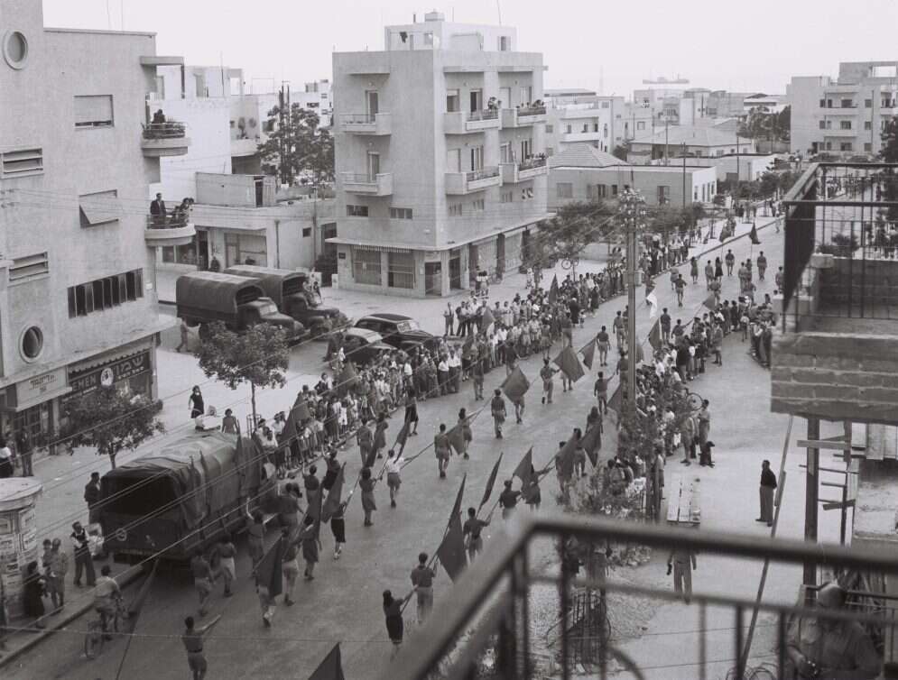 חברי תנועות הנוער בצעדת אחד במאי בתל-אביב, 1946. | קלוגר זולטן לע"מ חברי תנועות הנוער בצעדת אחד במאי בתל-אביב, 1946. | קלוגר זולטן לע"מ