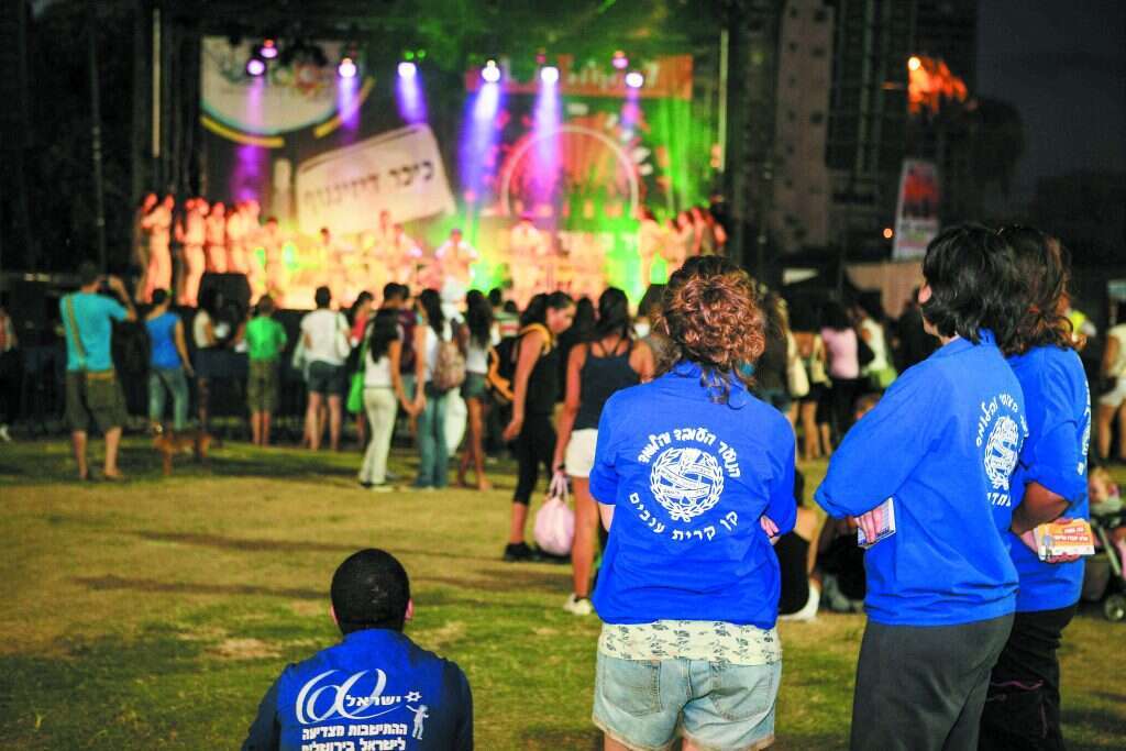 חברי הנוער העובד והלומד ב"עיר הנוער" בגני יהושע בתל-אביב. (למצולמים אין קשר לכתבה). | יהושע יוסף