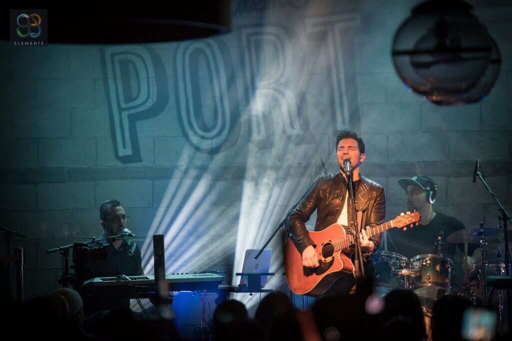 עושה חיים קשים לאנשי היח"צ. מויאל בהופעה. | אבשלום אהרוני