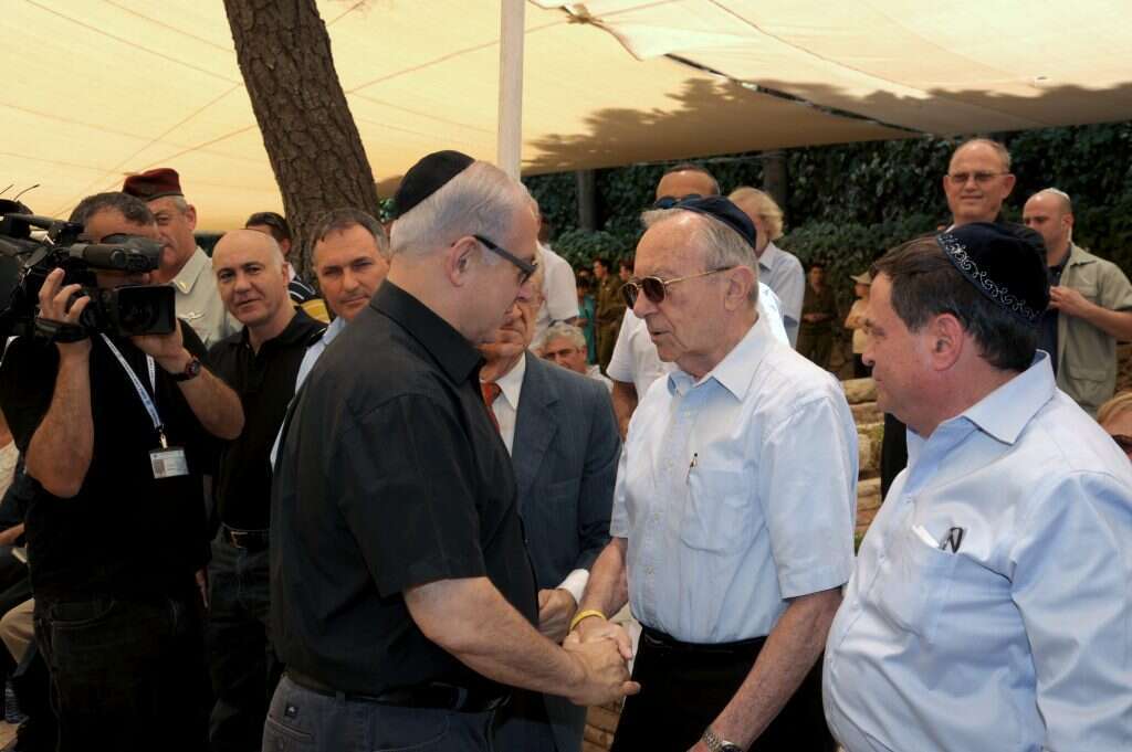 ארנס וראש הממשלה נתניהו בטקס ציון 35 שנים לנפילת יונתן נתניהו. | לע"מ