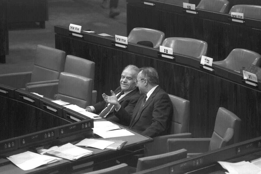 ארנס ויצחק שמיר במליאת הכנסת. 1988. | מגי איילון, לע"מ