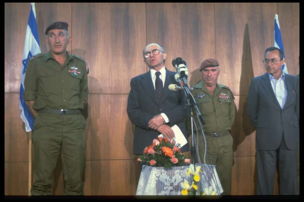 מימין: משה ארנס, רפאל איתן, מנחם בגין ומשה לוי. | יעקב סער, לע"מ