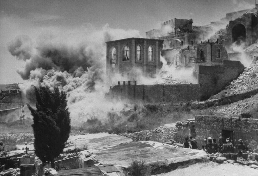 קרבות ברובע היהודי במלחמת העצמאות. | באדיבות: John Phillips for Life Magazine קרבות ברובע היהודי במלחמת העצמאות. | באדיבות: John Phillips for Life Magazine