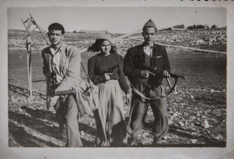 יכין (משמאל) עם חבריו למחתרת. | אוסף פרטי יכין (משמאל) עם חבריו למחתרת. | אוסף פרטי