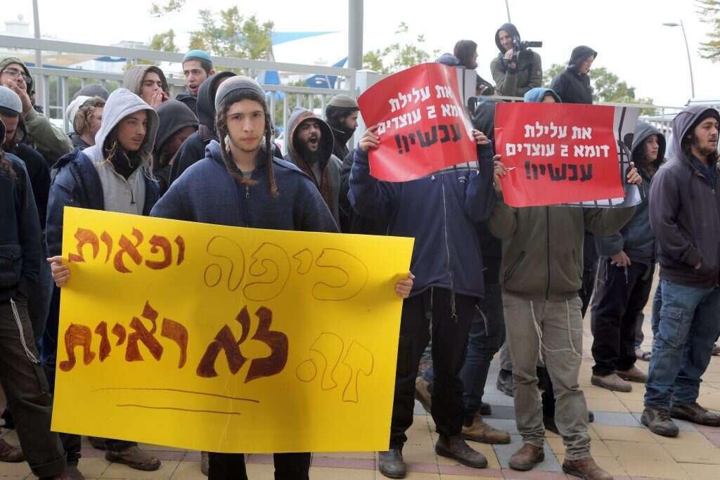 חבריהם של העצורים בחשד לרצח טאישה ראבי מחוץ לבית המשפט בראשון לציון. ארכיון. | גדעון מרקוביץ'