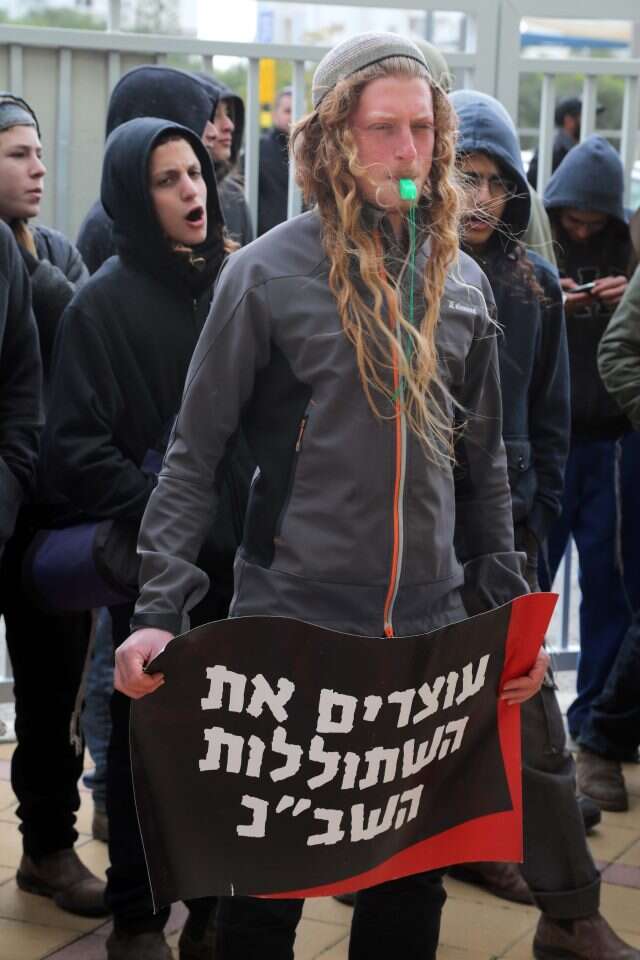 חבריהם של העצורים בחשד לרצח טאישה ראבי מחוץ לבית המשפט בראשון לציון. | גדעון מרקוביץ' חבריהם של העצורים בחשד לרצח טאישה ראבי מחוץ לבית המשפט בראשון לציון. | גדעון מרקוביץ'