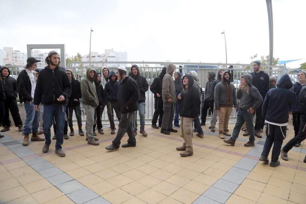 חבריהם של העצורים בחשד לרצח טאישה ראבי מחוץ לבית המשפט בראשון לציון. | גדעון מרקוביץ' חבריהם של העצורים בחשד לרצח טאישה ראבי מחוץ לבית המשפט בראשון לציון. | גדעון מרקוביץ'