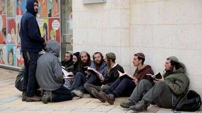 חבריהם של העצורים בחשד לרצח טאישה ראבי מחוץ לבית המשפט בראשון לציון. | גדעון מרקוביץ' חבריהם של העצורים בחשד לרצח טאישה ראבי מחוץ לבית המשפט בראשון לציון. | גדעון מרקוביץ'