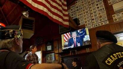 אמריקנים צופים בנאום טראמפ. | AFP אמריקנים צופים בנאום טראמפ. | AFP