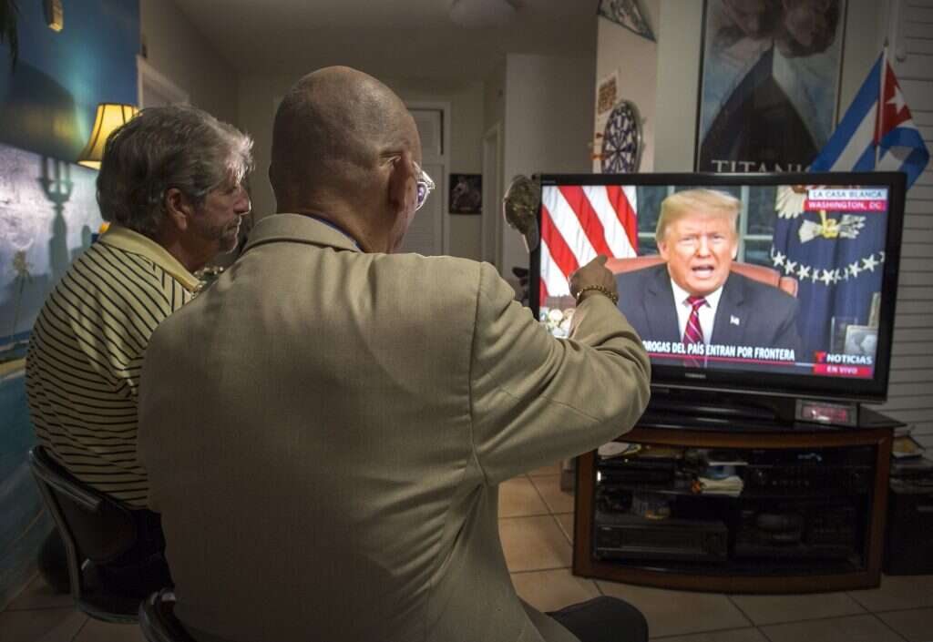 אמריקנים צופים בנאום טראמפ. | EPA אמריקנים צופים בנאום טראמפ. | EPA