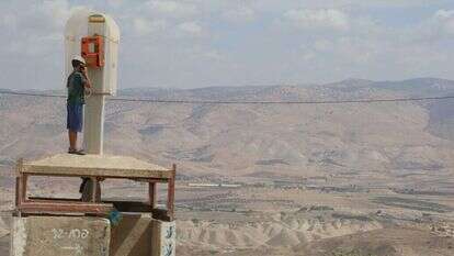 "איני יכול להניח שאפשר לה לתורה שתהיה שלמה כשהיא מתכתבת רק עם קבוצה קטנה בתוך העם". סתיו 2015. | מרים צחי "איני יכול להניח שאפשר לה לתורה שתהיה שלמה כשהיא מתכתבת רק עם קבוצה קטנה בתוך העם". סתיו 2015. | מרים צחי