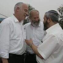 "להשתחרר מבית הכלא של הפרטיות". הרב אלישע וישליצקי (במרכז) עם הרב אופיר כהן והשר אורי אריאל, 2009. | מרים צחי