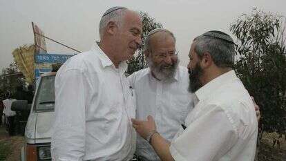 "להשתחרר מבית הכלא של הפרטיות". הרב אלישע וישליצקי (במרכז) עם הרב אופיר כהן והשר אורי אריאל, 2009. | מרים צחי