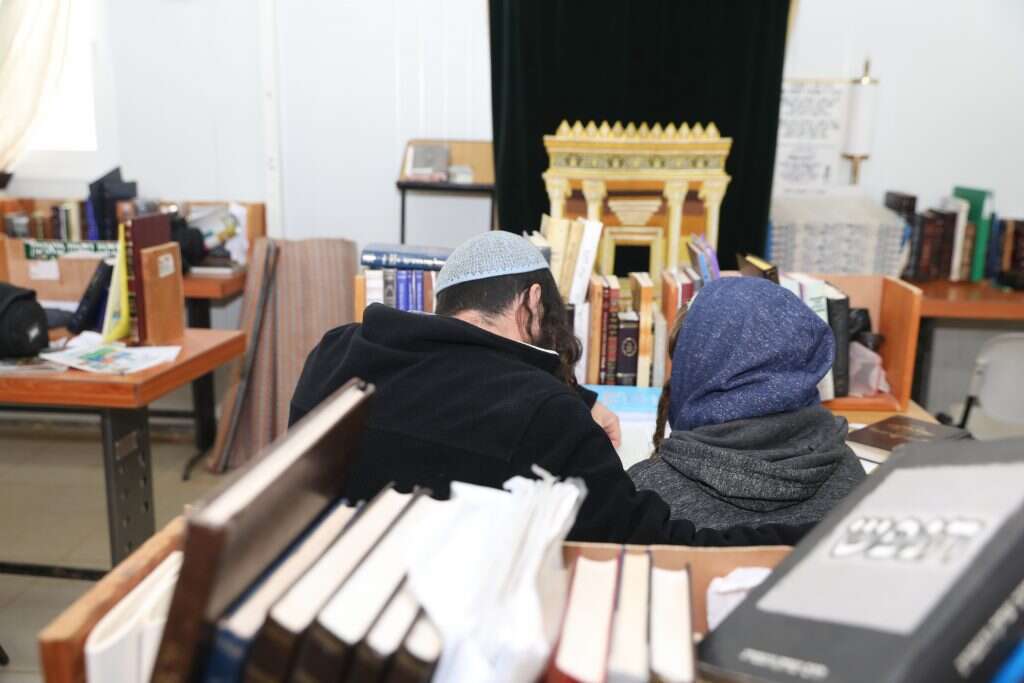 ישיבת פרי הארץ. | מרים צחי