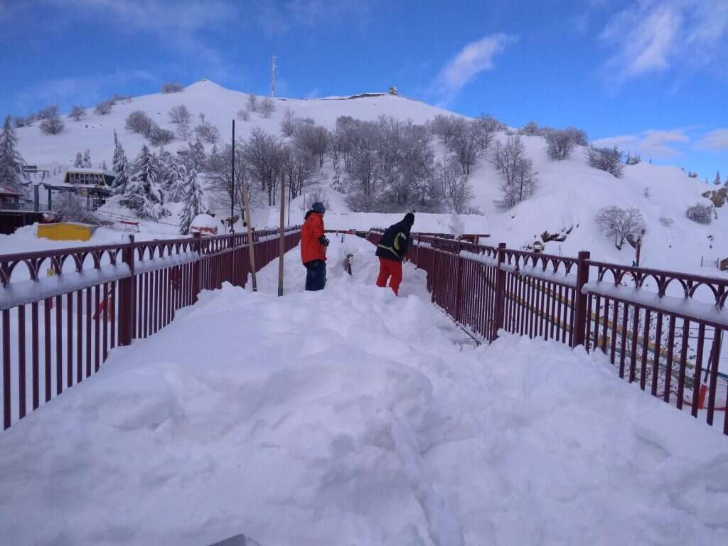 עבודות פינוי שלגים נמשכות במרץ באתר החרמון. | אתר החרמון עבודות פינוי שלגים נמשכות במרץ באתר החרמון. | אתר החרמון