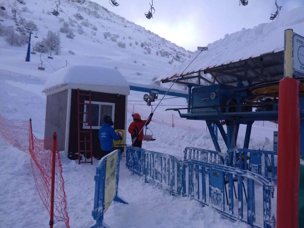 עבודות פינוי שלגים נמשכות במרץ באתר החרמון. | אתר החרמון עבודות פינוי שלגים נמשכות במרץ באתר החרמון. | אתר החרמון